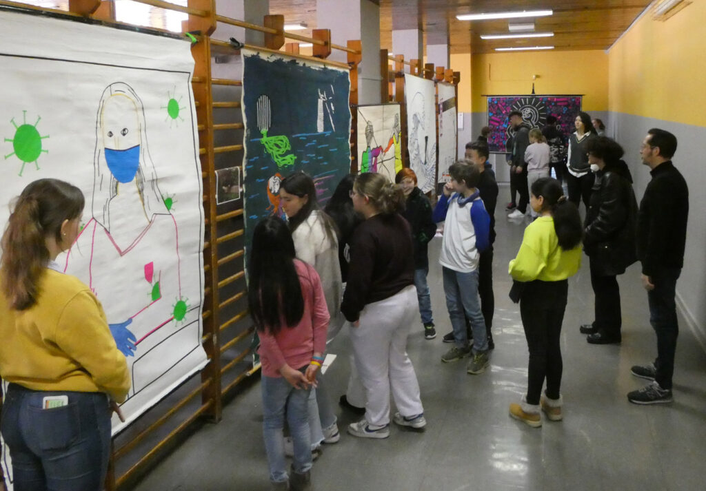 Kunst-Ausstellung im Schulflur